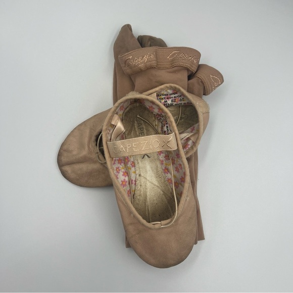 Capezio 10.5 Ballet Slippers and size 2-6 tights nude - Picture 5 of 6